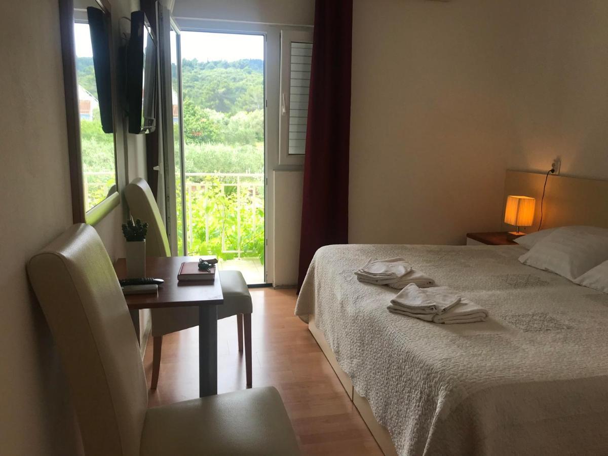 Spacious Bedroom For Two With Pool View - Pansion Hajduk กอร์จูลา ภายนอก รูปภาพ